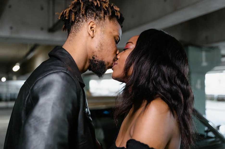 Masanın başında defterine hedeflerini yazan bir kişi